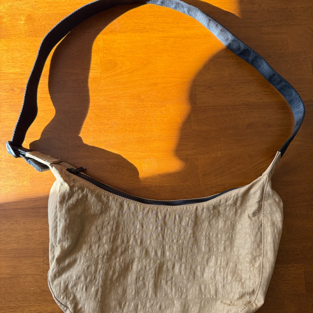 BAGGU Medium Crescent Crossbody Bag